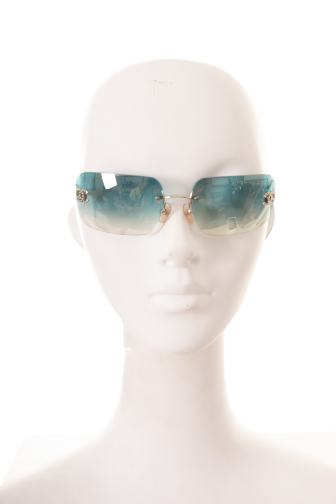 Chanel 4017 D crystal CC embellished sungglases, Fesyen Pria, Aksesoris,  Kacamata di Carousell